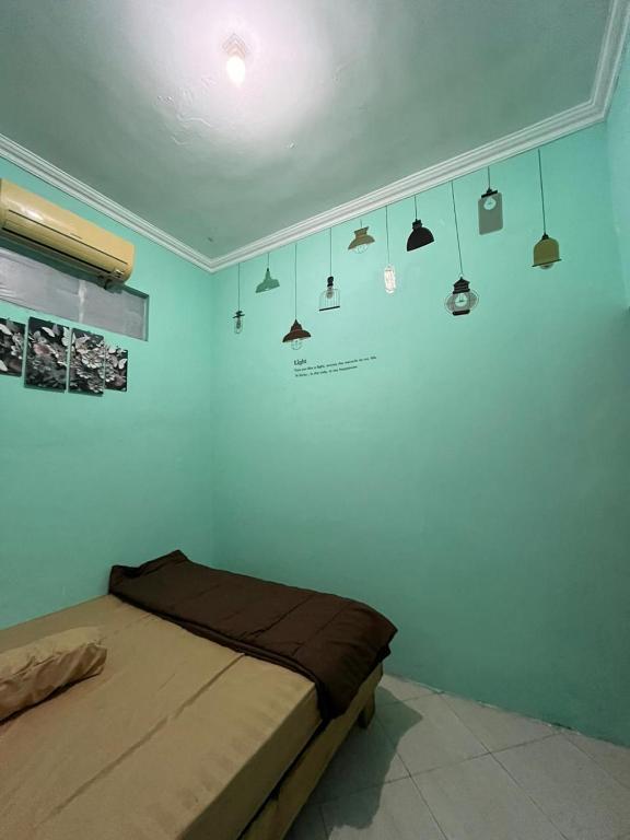 Postel nebo postele na pokoji v ubytování Bronk House 1 Malioboro