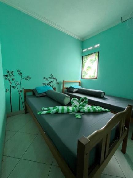 Postel nebo postele na pokoji v ubytování Bronk House 1 Malioboro