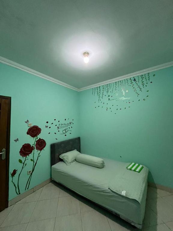 Postel nebo postele na pokoji v ubytování Bronk House 1 Malioboro