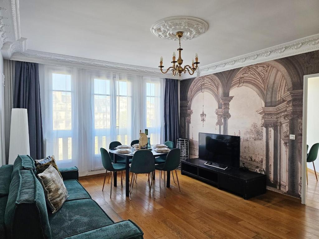 un salon avec une table et un canapé dans l'établissement Grand appt for 7p center city, à Paris