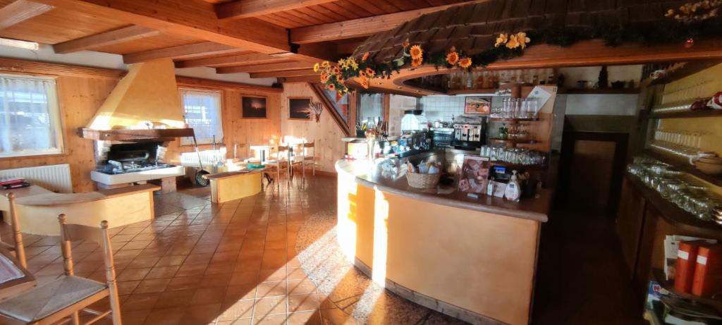 Lounge nebo bar v ubytování Albergo Ristorante K2