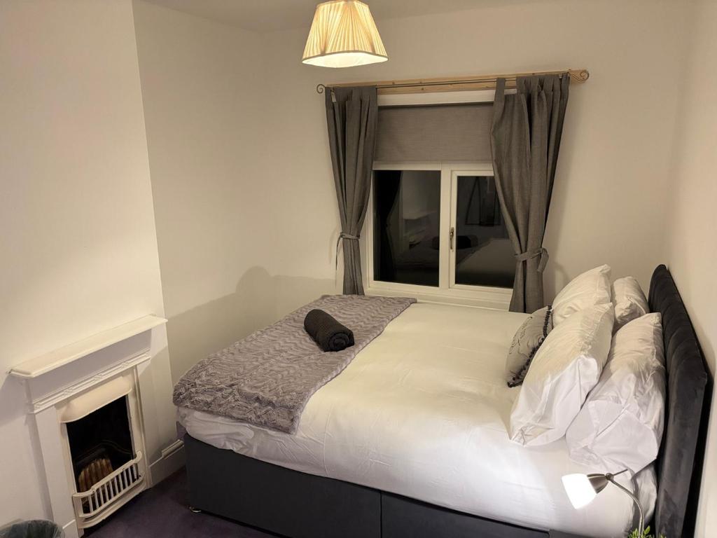 Ένα ή περισσότερα κρεβάτια σε δωμάτιο στο Cosy 2-bed NR New Cross Hospital