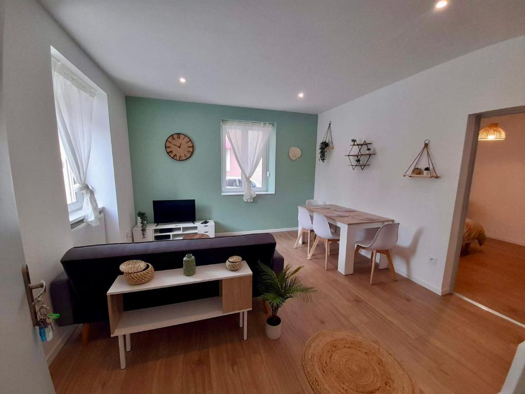 a living room with a couch and a table at T2 Spacieux et Confortable in Mulhouse