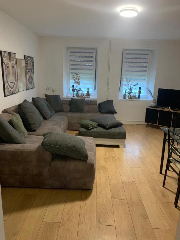 - un salon avec un canapé brun et 2 canapés dans l'établissement Green Cottage, 3 chambres, 7 voyageurs, à Rouhling