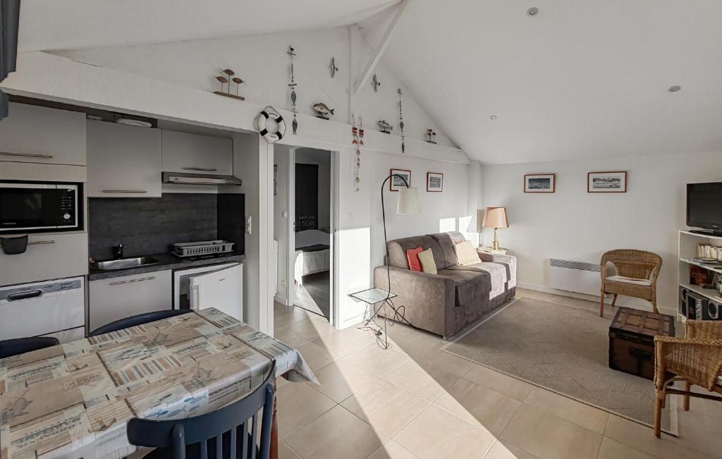 Μια τηλεόραση ή/και κέντρο ψυχαγωγίας στο Amazing Home In La Gueriniere With Wifi