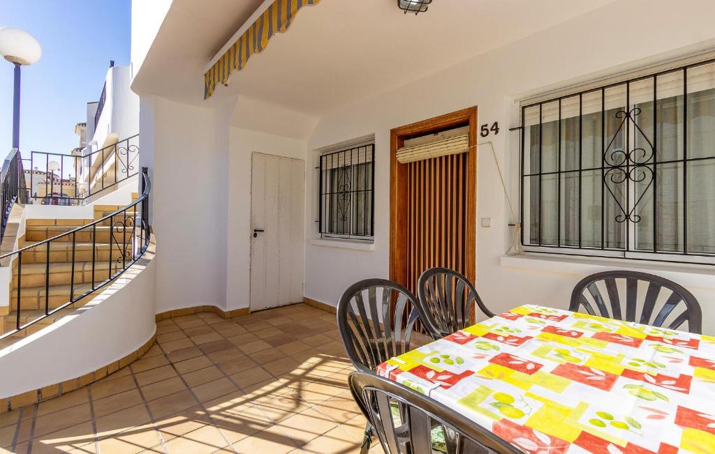 ein Esszimmer mit Tisch und Stühlen in der Unterkunft Beautiful Home In Pilar De La Horadada in Pilar de la Horadada