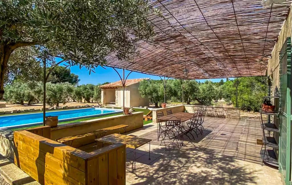 un patio extérieur avec une piscine et une pergola dans l'établissement Amazing Home In Maussane-Les-Alpilles, à Maussane-les-Alpilles