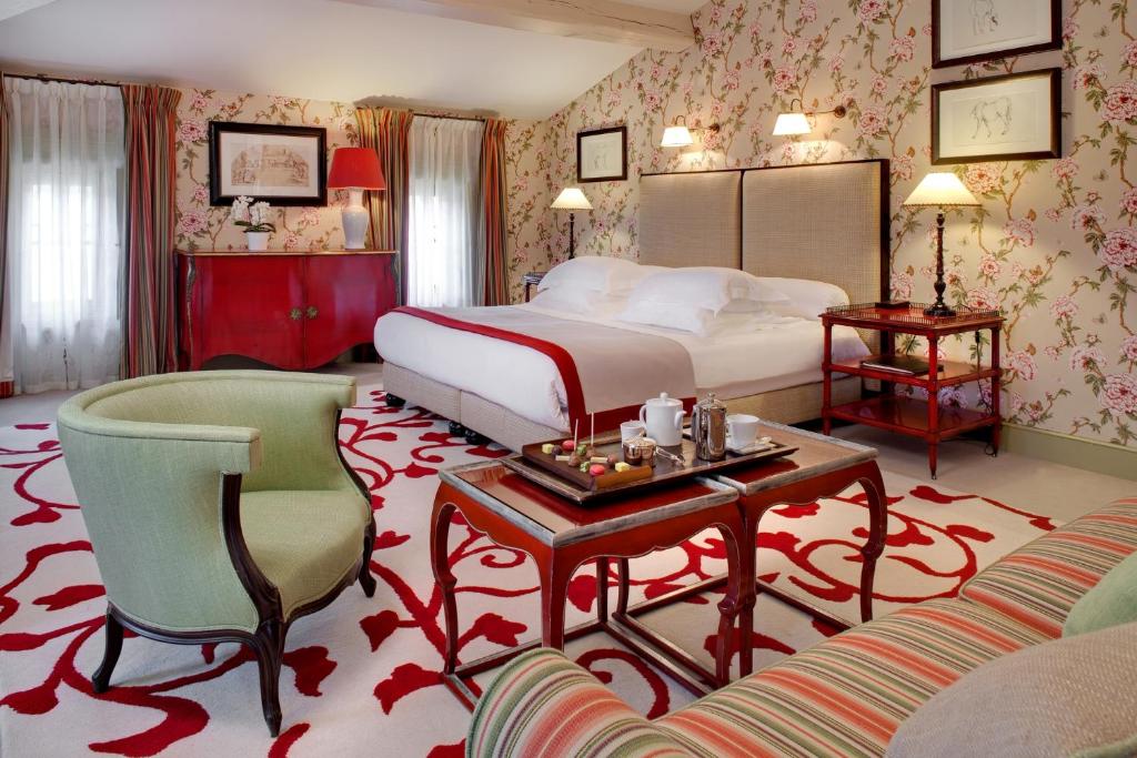 サン・テミリオンにあるHôtel de Pavieのベッドとソファ付きのホテルルーム