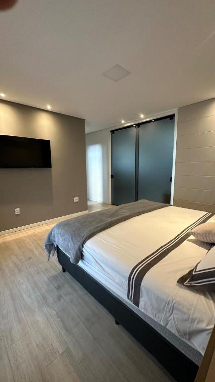 Refúgio com Spa Jacuzzi 40 min BH客房内的一张或多张床位