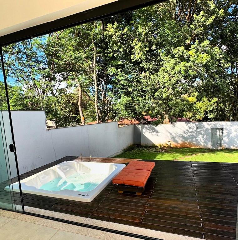 Refúgio com Spa Jacuzzi 40 min BH外面的花园