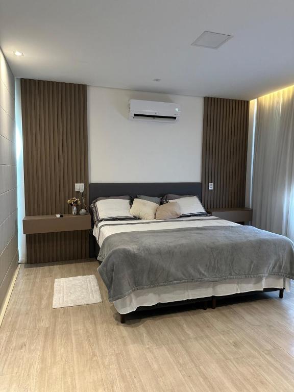 Refúgio com Spa Jacuzzi 40 min BH客房内的一张或多张床位