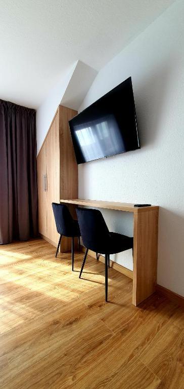 TV a/nebo společenská místnost v ubytování ROYAL Villa - ADULTS ONLY - Apartamenty z widokiem na Zalew Wiślany - Jacuzzi w cenie - Masaże relaksacyjne - Grupa Hotelowa PlażoweLove