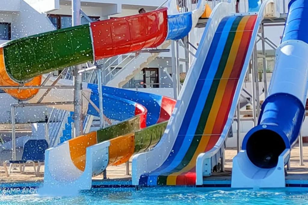 Bazén v ubytování Uni sharm aqua park nebo v jeho okolí