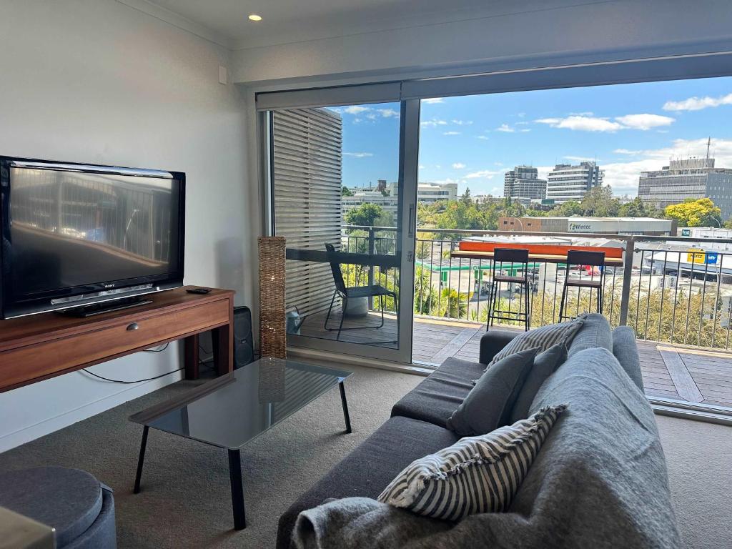 Panoramic City Views in a Modern Central Apartment