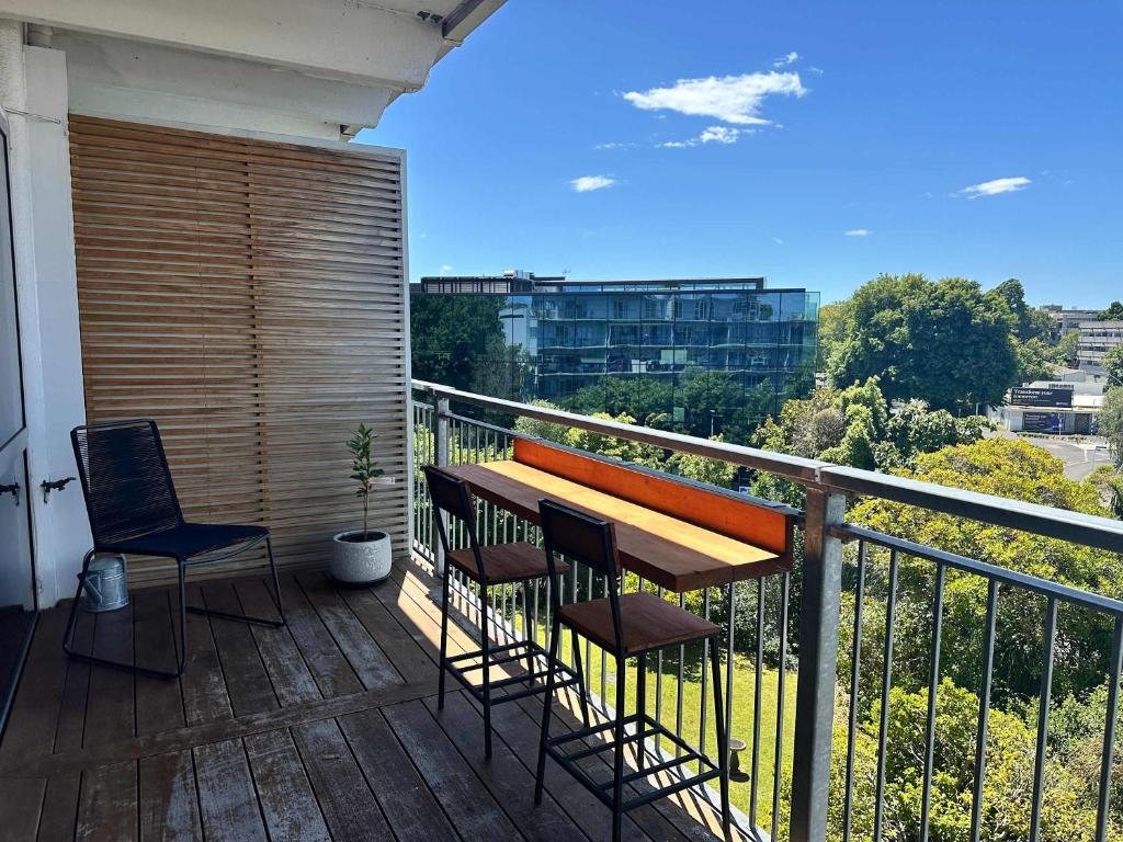 Panoramic City Views in a Modern Central Apartment - Resim 9