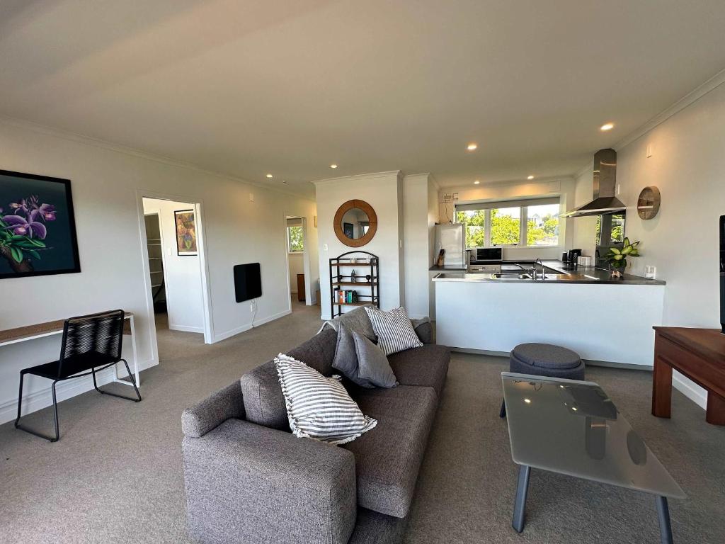 Panoramic City Views in a Modern Central Apartment - Resim 4