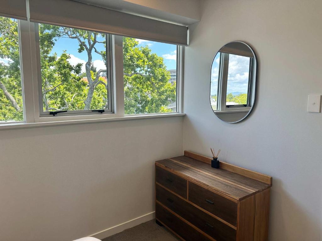 Panoramic City Views in a Modern Central Apartment - Resim 16