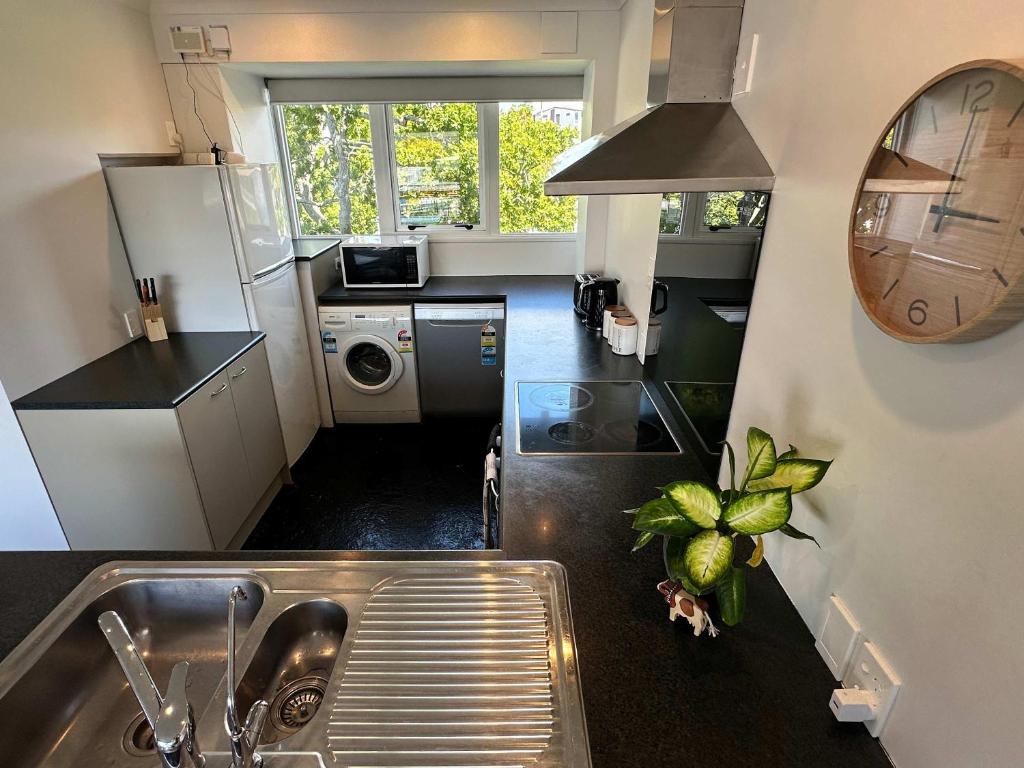 Panoramic City Views in a Modern Central Apartment - Resim 18