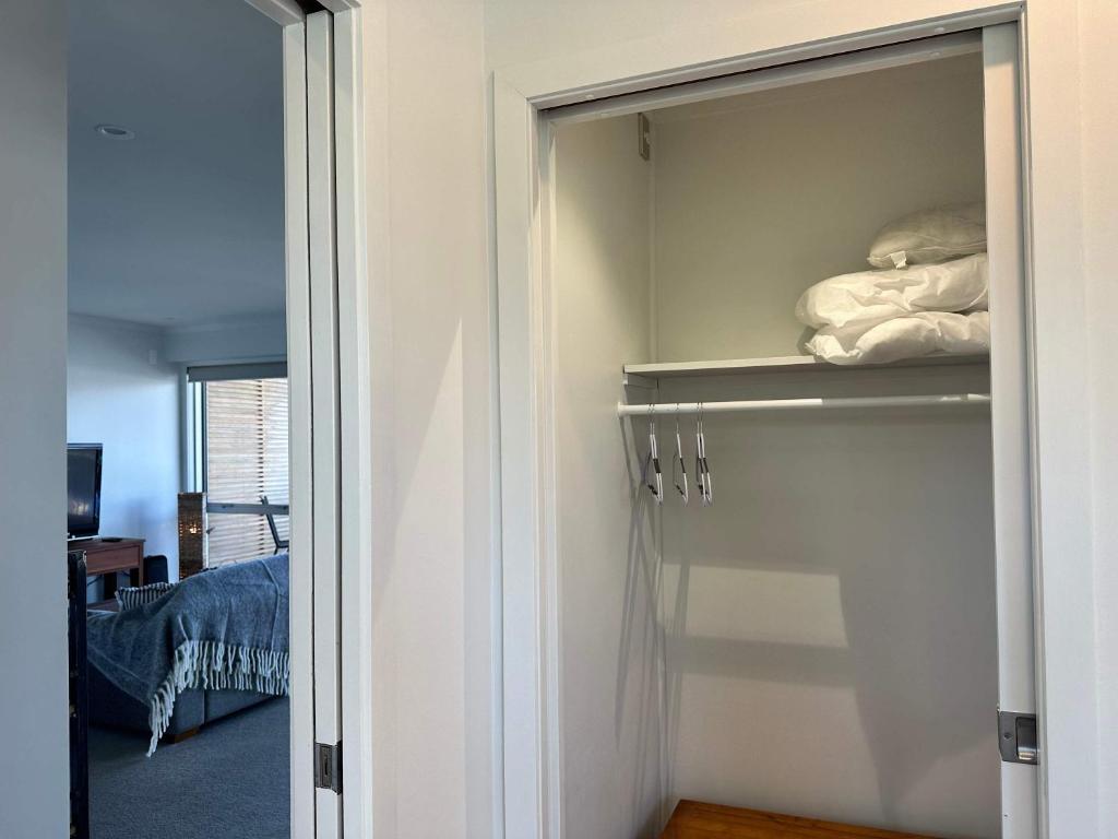 Panoramic City Views in a Modern Central Apartment - Resim 17