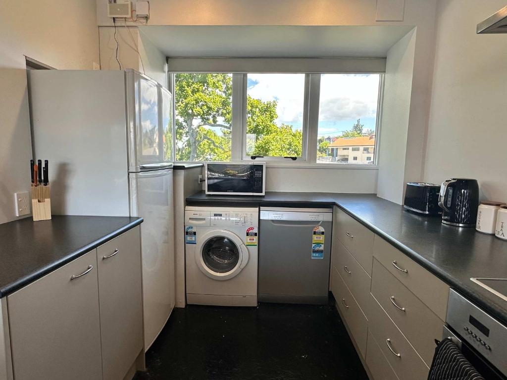 Panoramic City Views in a Modern Central Apartment - Resim 19