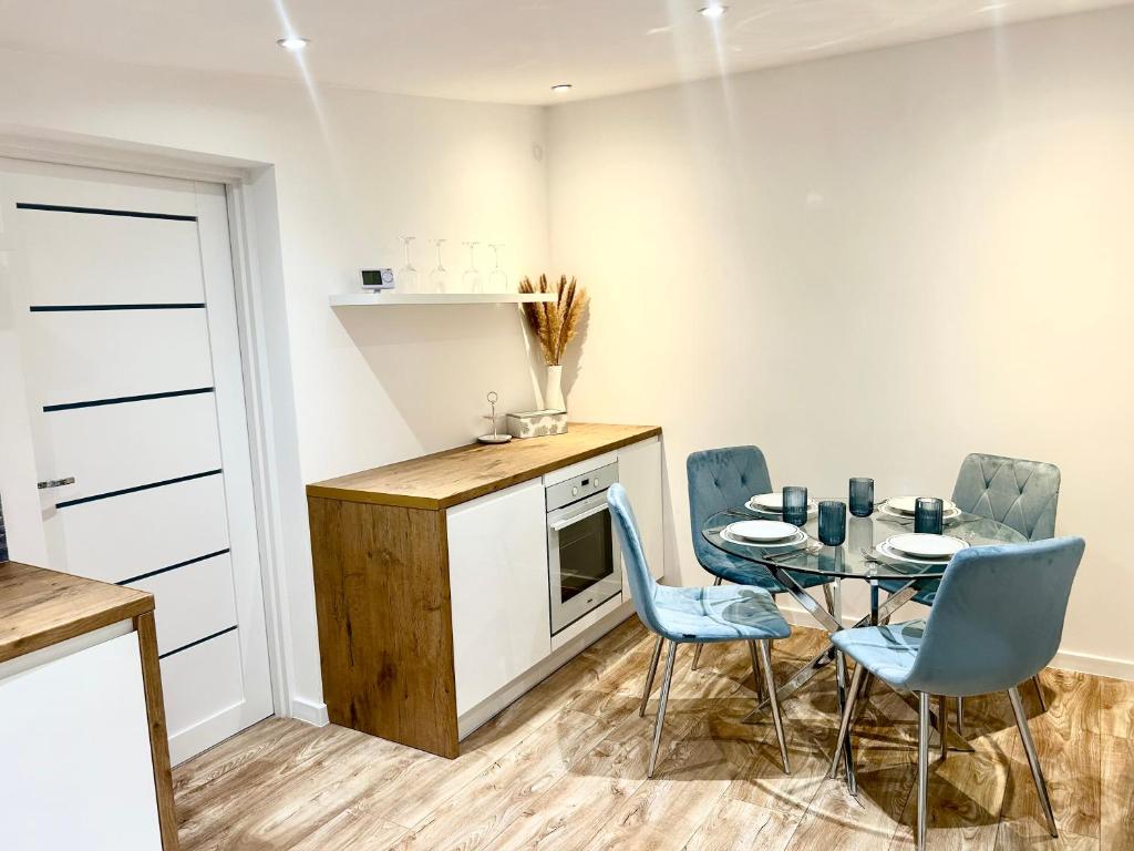 una cucina e una sala da pranzo con tavolo e sedie di Apartament Silver - Głuszyca - Góry Sowie a Głuszyca