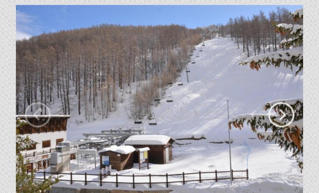 une piste de ski couverte de neige avec une remontée mécanique dans l'établissement House La Motta, à Borgata Sestriere