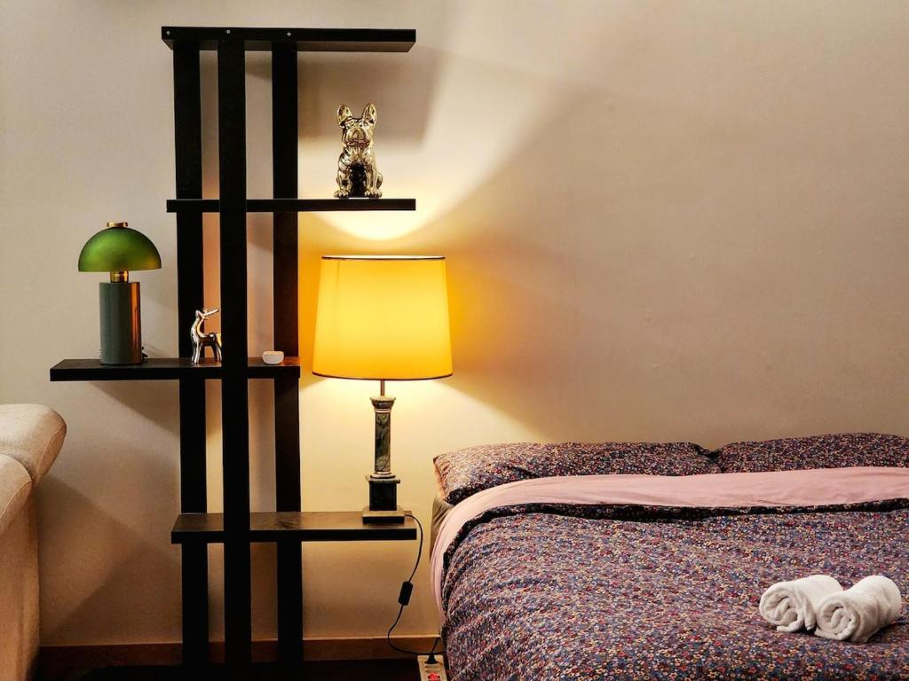 - une chambre avec un lit doté d'une lampe jaune et d'une étagère dans l'établissement Calm and cosy 60m2 apartment near Matabiau station, à Toulouse