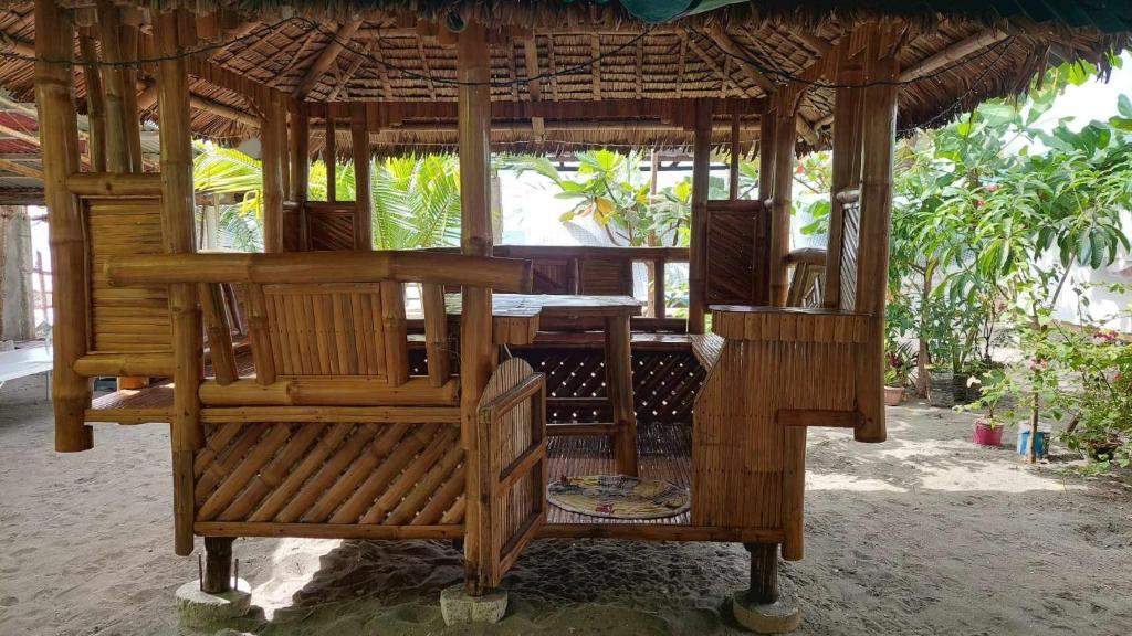 Zahrada ubytování Camacho Beachfront House - A Tranquil Secluded Beach