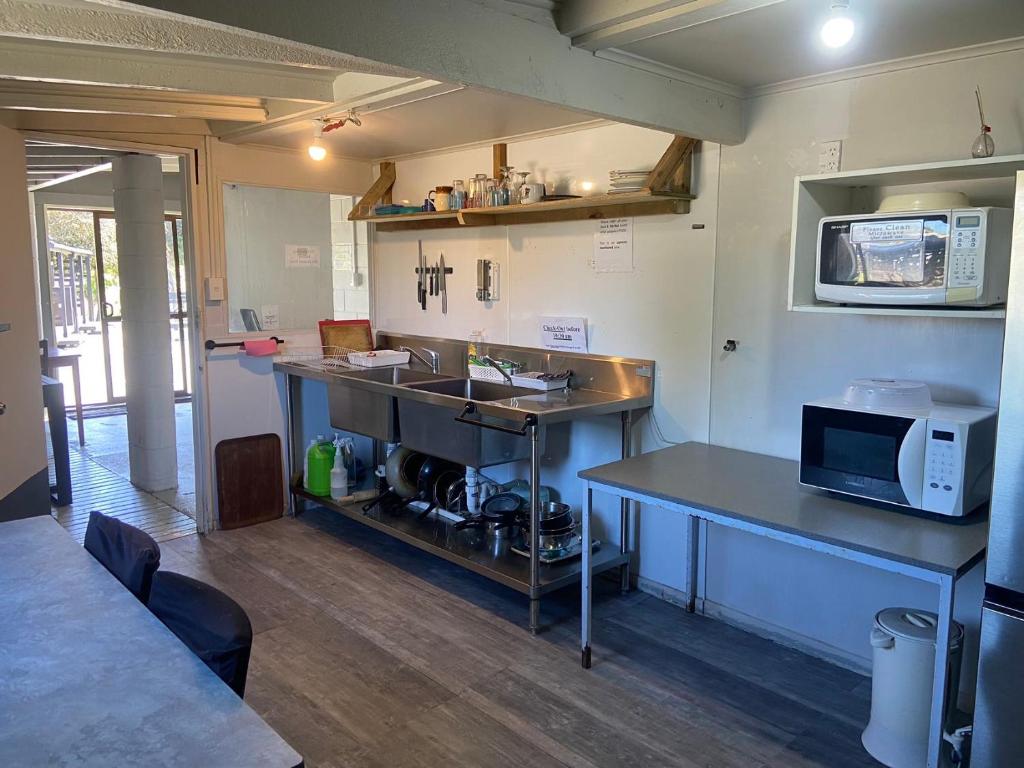 Kuchyň nebo kuchyňský kout v ubytování A1 Kaikoura Motel & Apartment