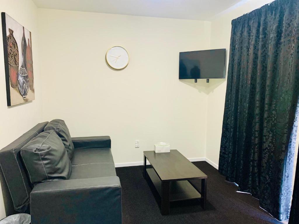 TV a/nebo společenská místnost v ubytování A1 Kaikoura Motel & Apartment