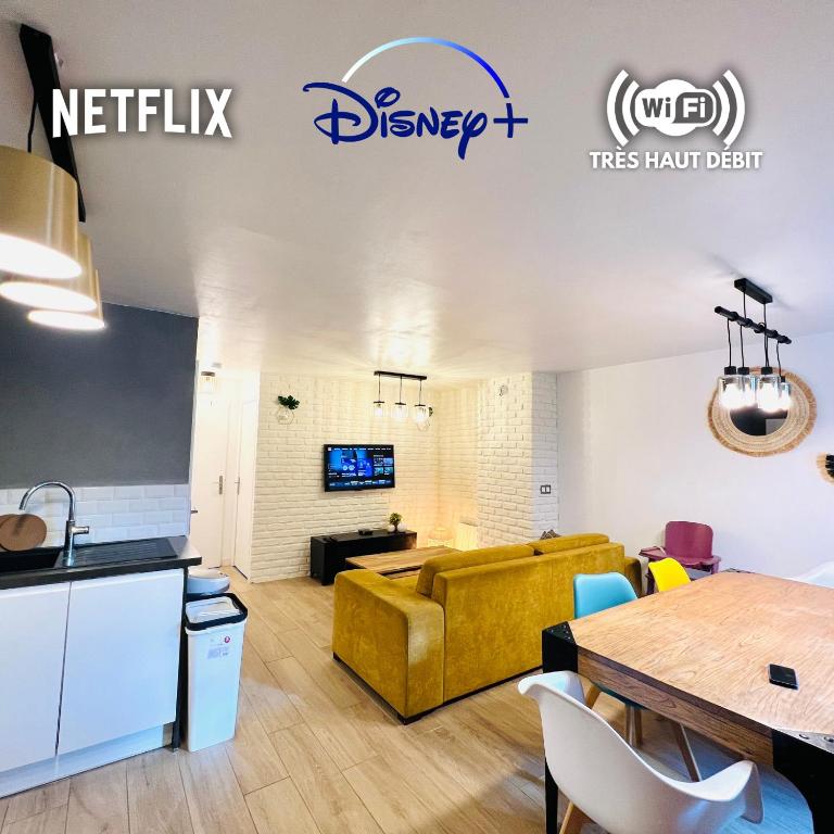 un salon avec un canapé jaune et une table dans l'établissement La Vallée des Lumières - 5 minutes de Disneyland, à Magny-le-Hongre