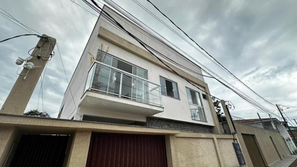 a white building with a window on top of it at Casa Praia de Conceição Barra-ES in Conceição da Barra