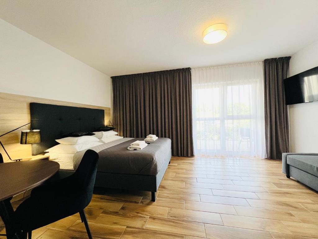 Postel nebo postele na pokoji v ubytování ROYAL Villa - ADULTS ONLY - Apartamenty z widokiem na Zalew Wiślany - Jacuzzi w cenie - Masaże relaksacyjne - Grupa Hotelowa PlażoweLove