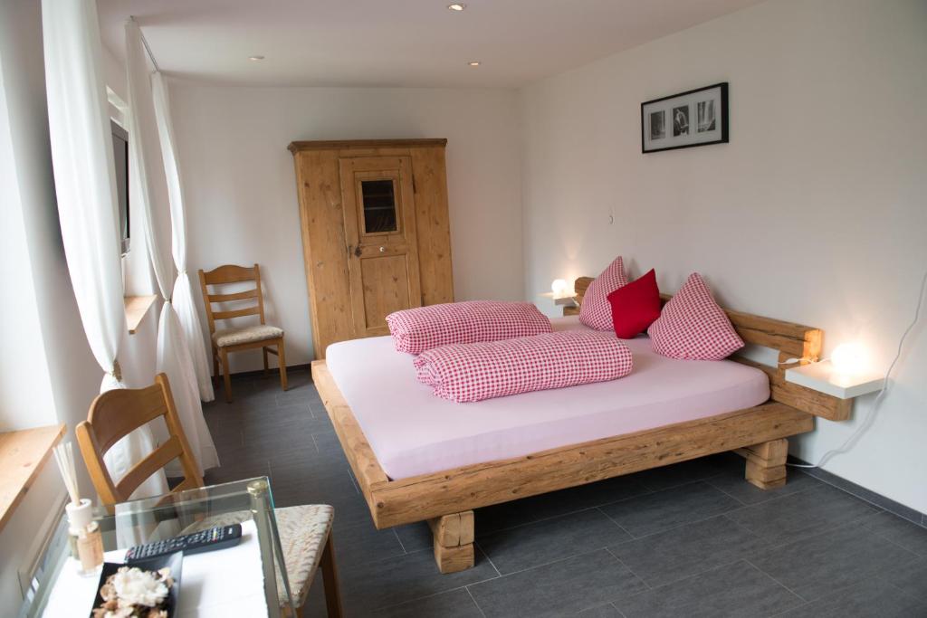 Una cama o camas en una habitación de Hirschen B&B