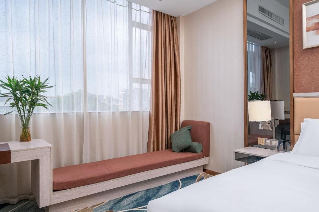 Postel nebo postele na pokoji v ubytování Junyue Airport Hotel -Free Shuttle Bus Guangzhou Baiyun airport& C-harge shuttle bus for the Canton fair from April 15-May 5