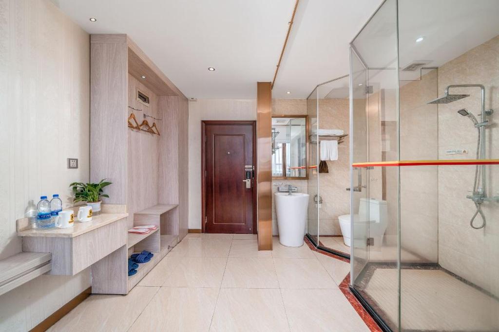 Koupelna v ubytování Junyue Airport Hotel -Free Shuttle Bus Guangzhou Baiyun airport& C-harge shuttle bus for the Canton fair from April 15-May 5