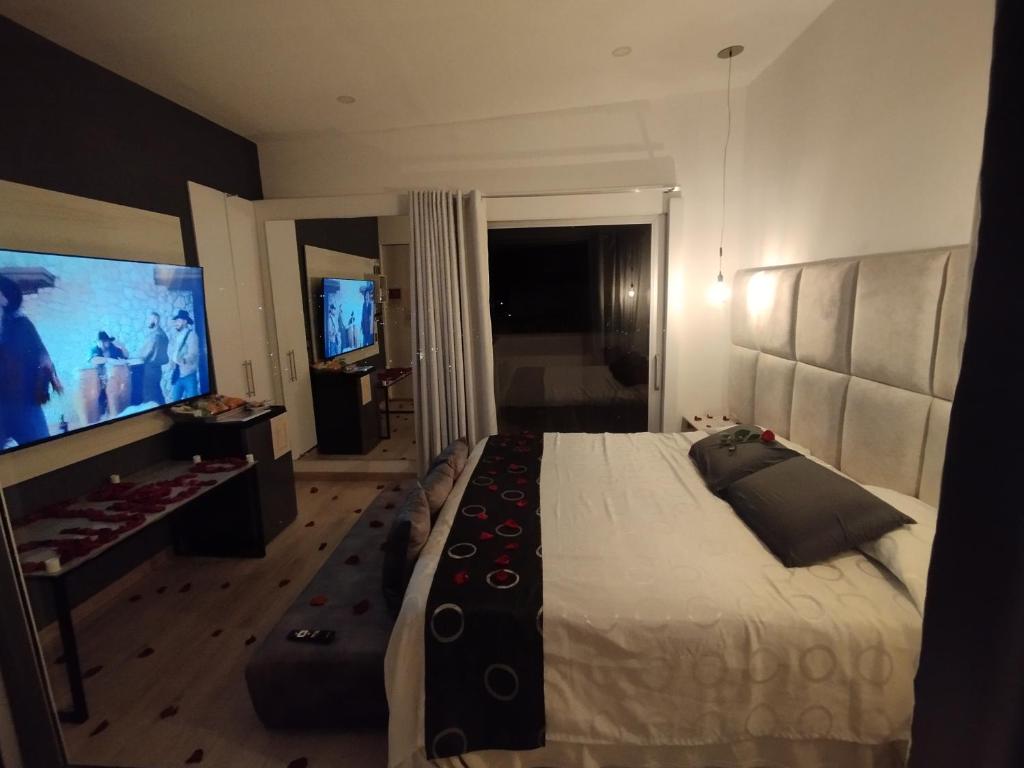 TV a/nebo společenská místnost v ubytování Mirador samsara Penthouse con Jacuzzi al aire libre,piso completo