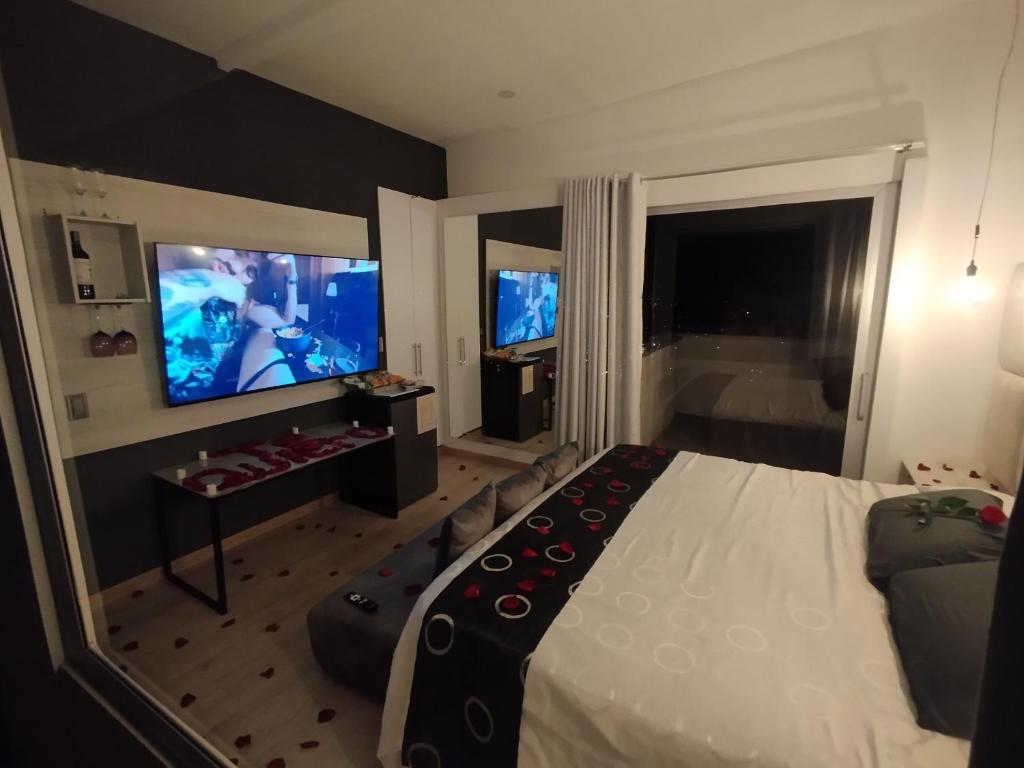 TV a/nebo společenská místnost v ubytování Mirador samsara Penthouse con Jacuzzi al aire libre,piso completo