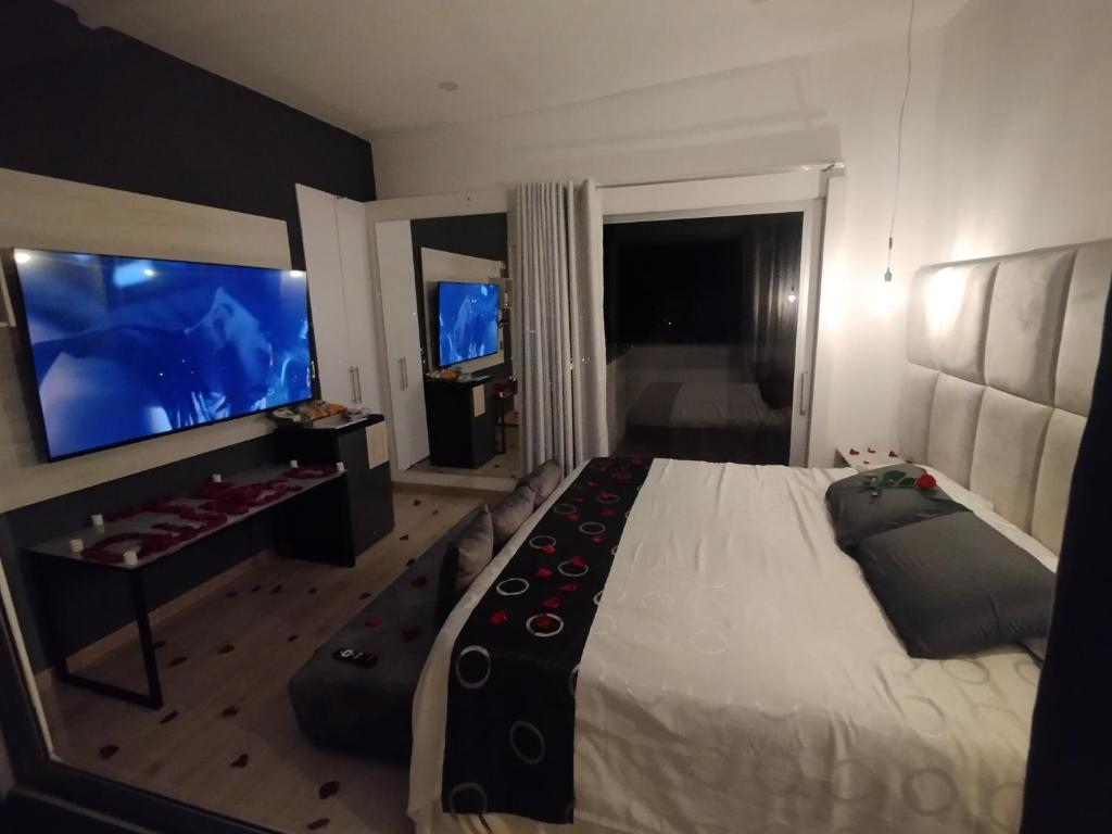TV a/nebo společenská místnost v ubytování Mirador samsara Penthouse con Jacuzzi al aire libre,piso completo
