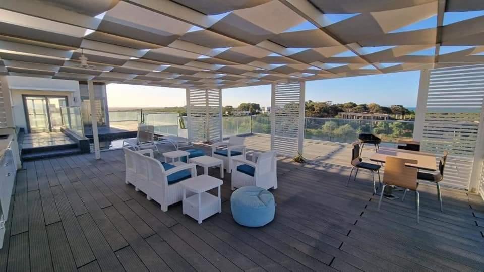 Balkón nebo terasa v ubytování Penthouse Hôtholrie vue mer avec piscine A Gammarth Touristique