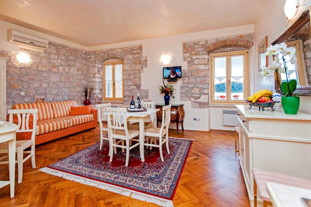 Residence LA CARERA Centro Storico - One-Bedroom Apartment With Sea View