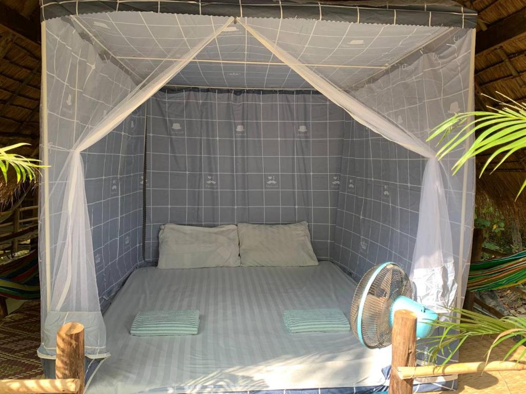 Postel nebo postele na pokoji v ubytování Family Batcave Homestay