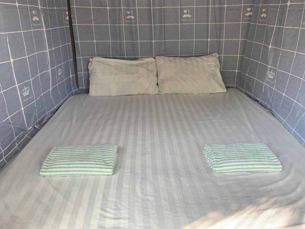 Postel nebo postele na pokoji v ubytování Family Batcave Homestay