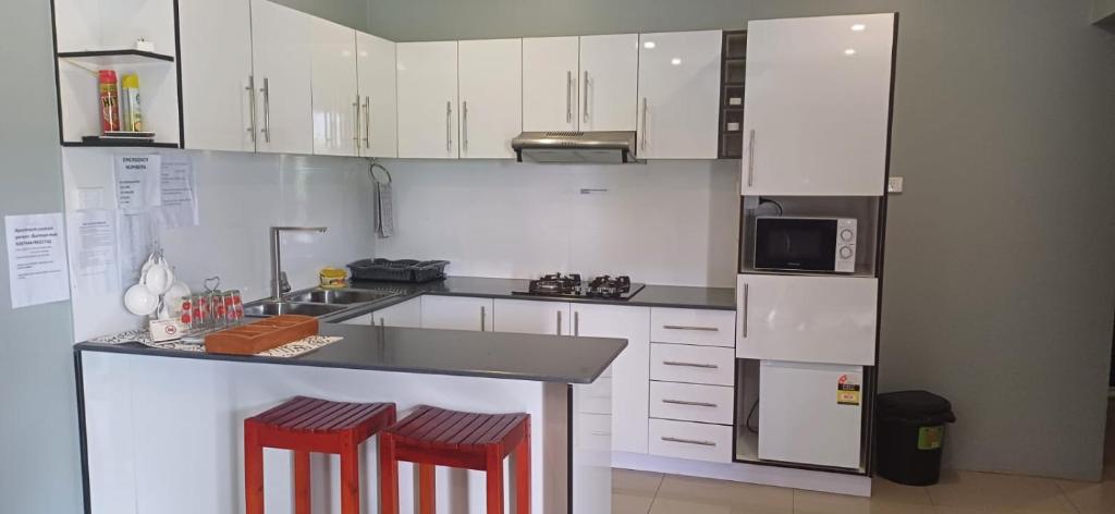 Kuchyň nebo kuchyňský kout v ubytování Prasad Apartments