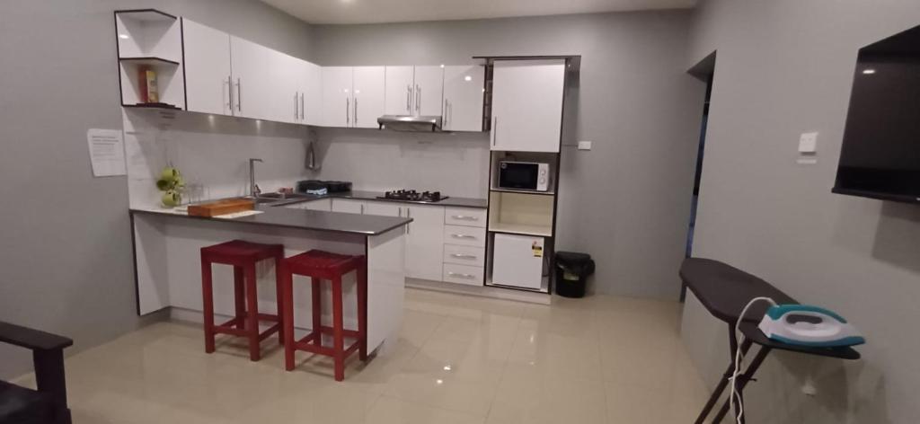 Kuchyň nebo kuchyňský kout v ubytování Prasad Apartments