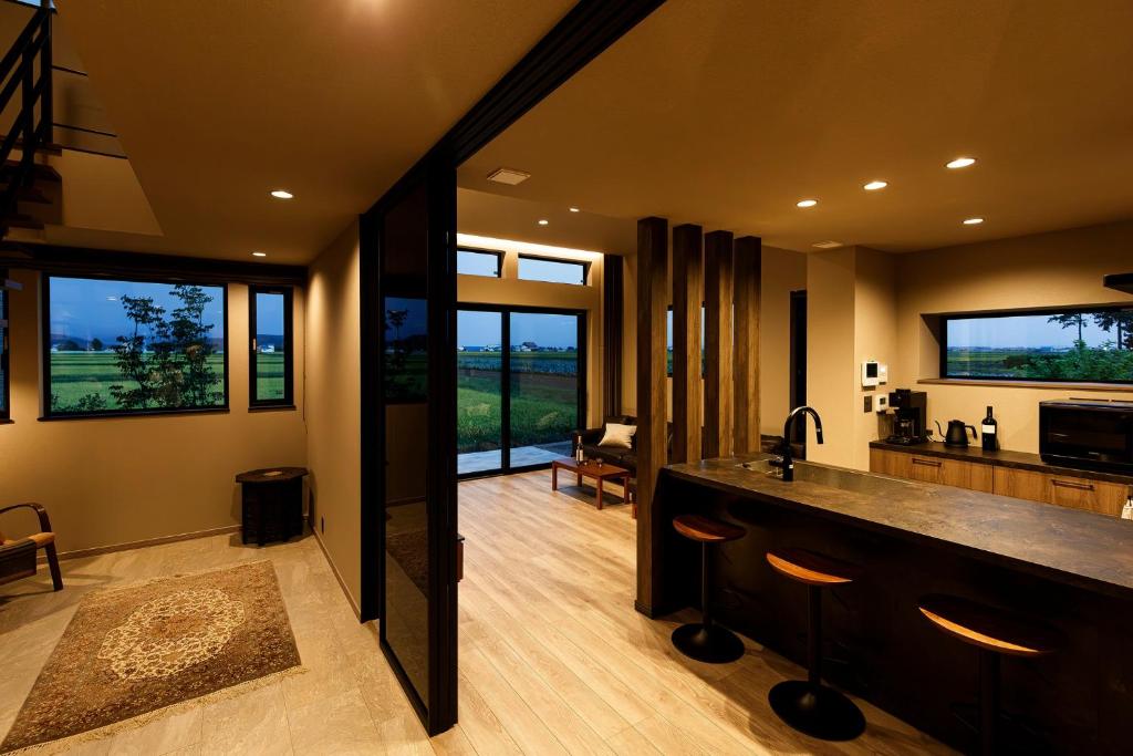 cocina grande con fregadero y sala de estar. en Blooming Villa Higashikawa, en Higashikawa