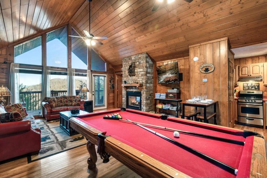 une salle de billard avec un billard dans une maison dans l'établissement Beautiful Bear Haven, à Sevierville