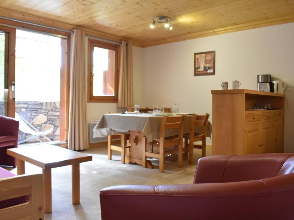 un salon avec une table et une salle à manger dans l'établissement Appartement 2 pièces à Méribel avec parking proche ski - FR-1-180-646, à Les Allues