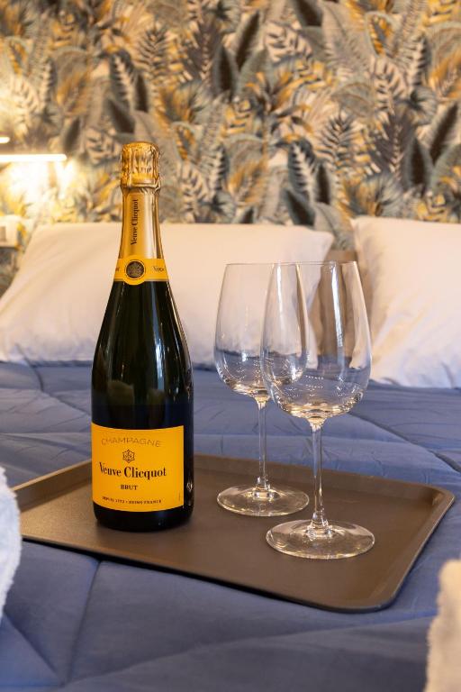 Urban Chic Luxury Suite Apartments - 16