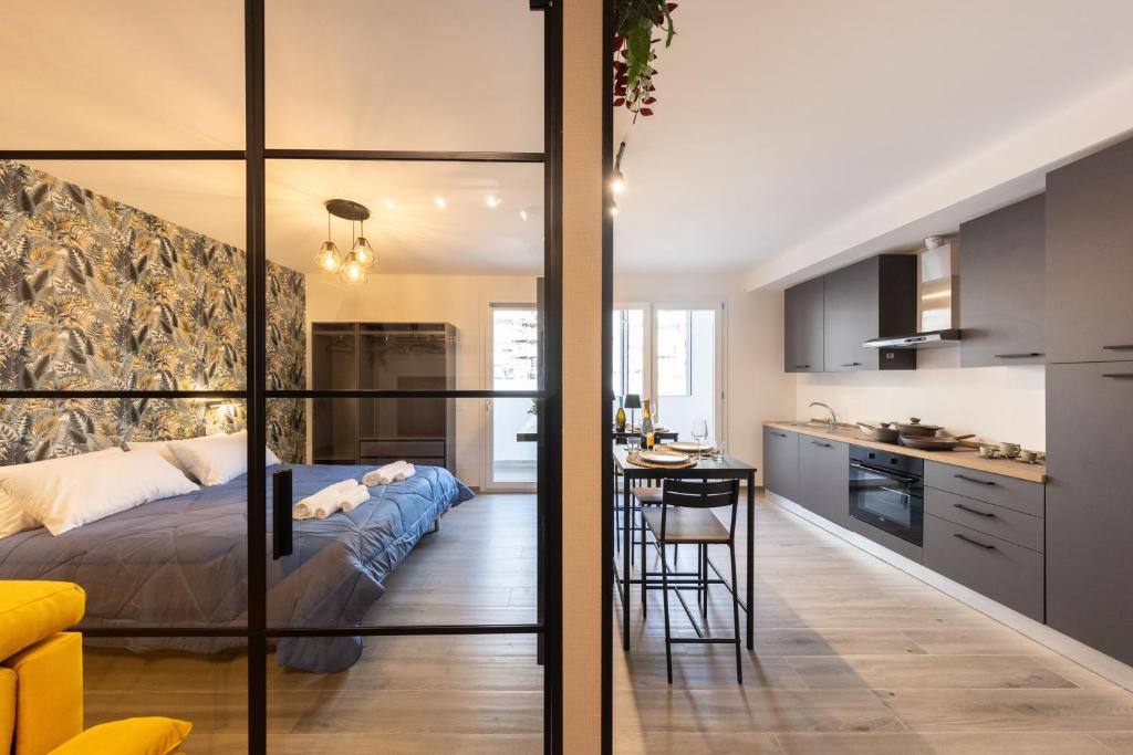 Urban Chic Luxury Suite Apartments - 14